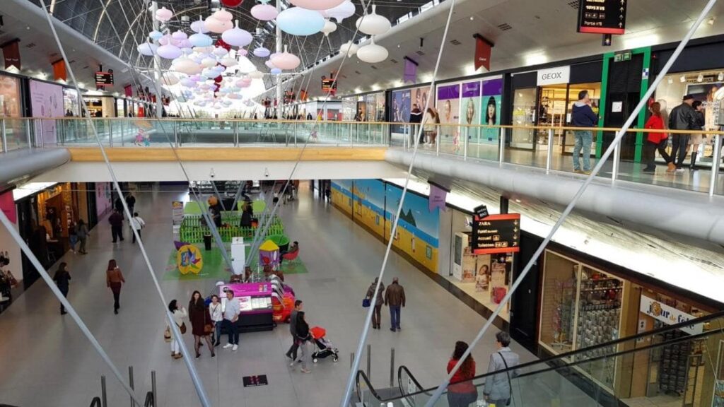 Pourquoi les centres commerciaux ont tout interet a proposer des bornes de recharge