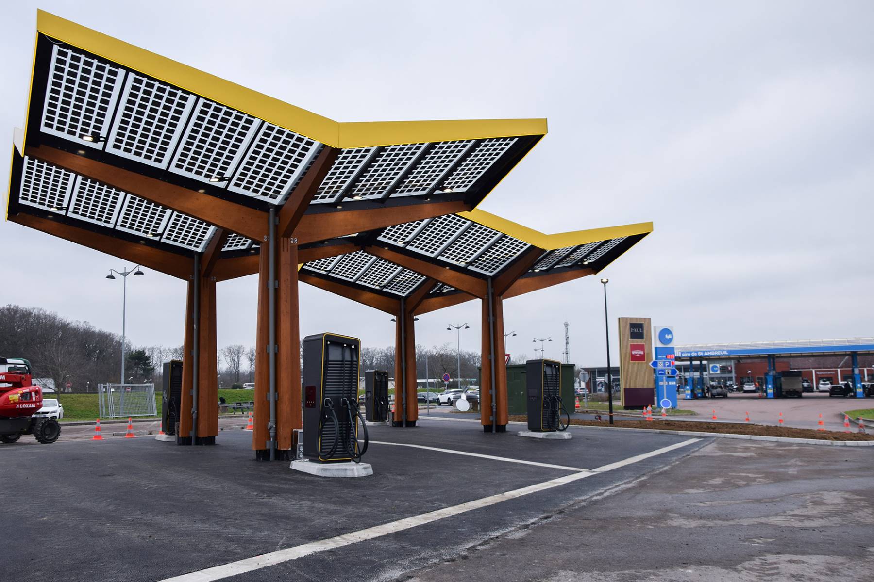 Bornes de recharge sur les aires d’autoroute : quelles évolutions à attendre en 2025 ?