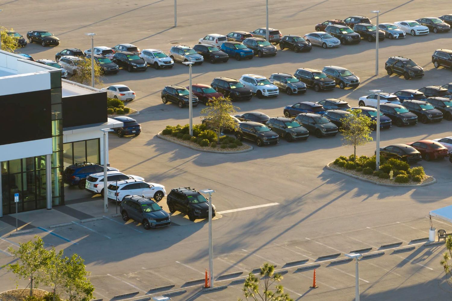 Quelle borne installer dans un parking d’entreprise avec rotation élevée des véhicules ?
