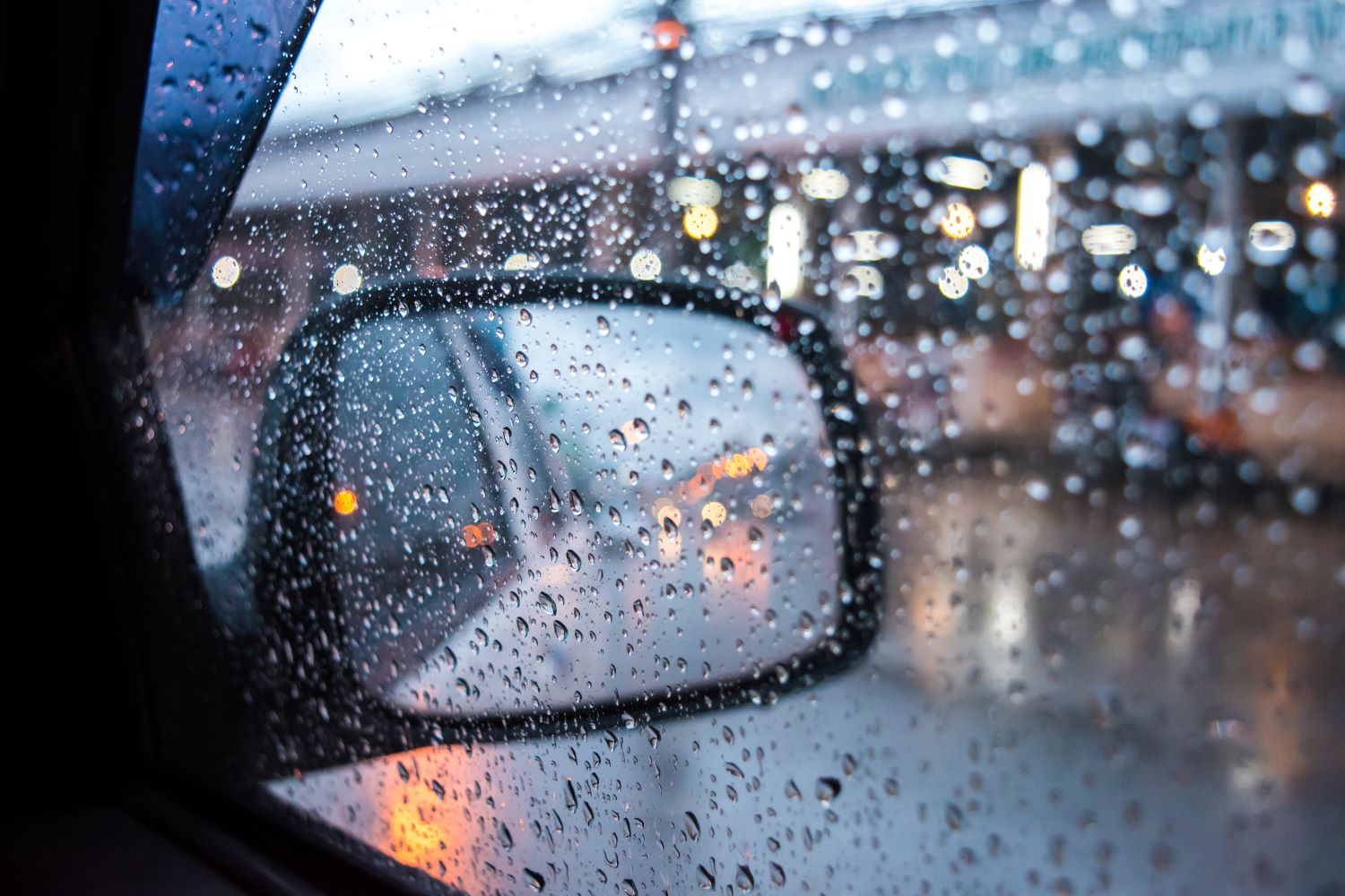 Peut-on recharger une voiture électrique sous la pluie ou par temps orageux ?