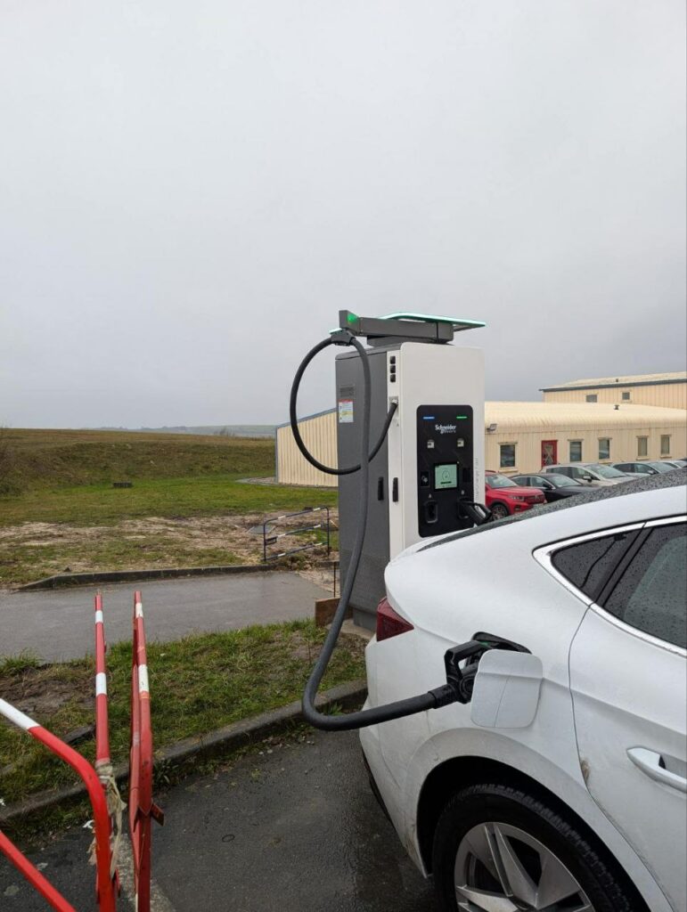 photo 5787438856675200359 y