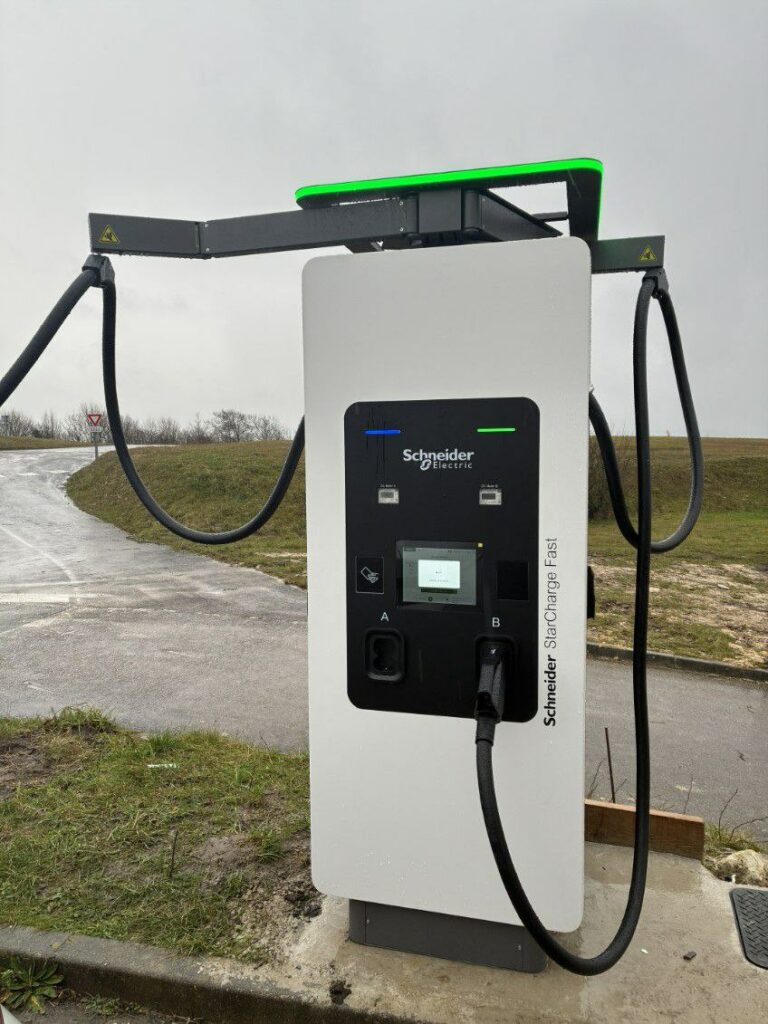 photo 5787438856675200360 y