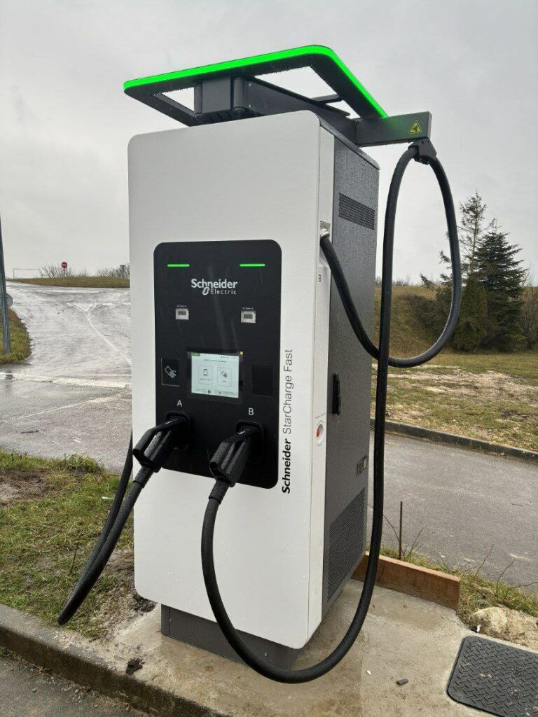 photo 5787438856675200361 y